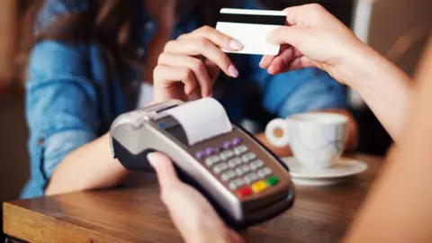 ¡Ya no prestes tu tarjeta de crédito! El SAT te multará si no justificas los gastos