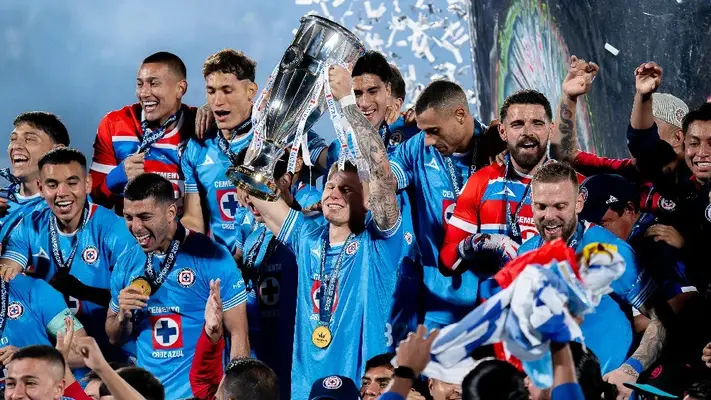 ¡Festejan hasta en Polonia! Selección polaca celebró título de Cruz Azul por Bogusz