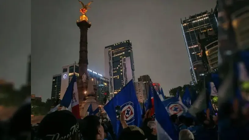 Aficionados de Cruz Azul celebran en el Ángel de la Independencia tras conquistar la Concachampions