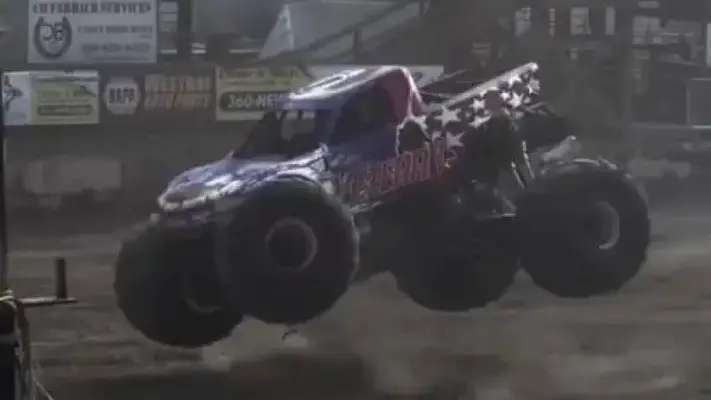 Rueda de 360 kg se desprende de monster truck y aplasta un auto durante show en EE.UU.