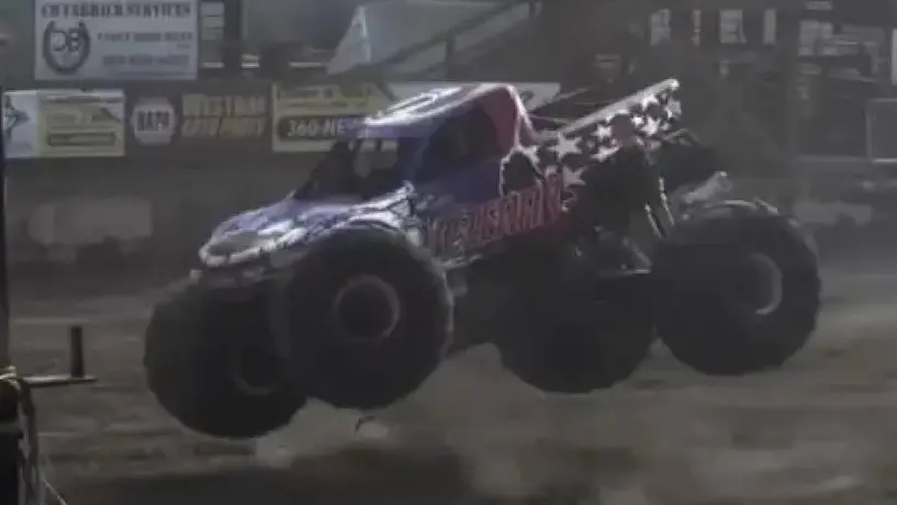 Rueda de 360 kg se desprende de monster truck y aplasta un auto durante show en EE.UU.