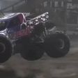 Rueda de 360 kg se desprende de monster truck y aplasta un auto durante show en EE.UU.