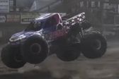 Rueda de 360 kg se desprende de monster truck y aplasta un auto durante show en EE.UU.