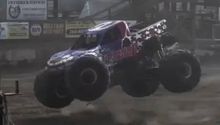 Rueda de 360 kg se desprende de monster truck y aplasta un auto durante show en EE.UU.