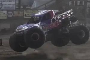 Rueda de 360 kg se desprende de monster truck y aplasta un auto durante show en EE.UU.
