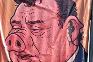 Porra de Cruz Azul se burla de Faitelson con manta previo a enfrentar a Santos Laguna