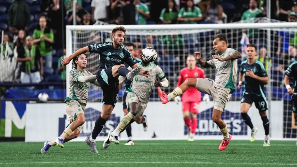 ¡Insólito! Jugador del Seattle Sounders ve la segunda amarilla por quitarse la playera en el festejo
