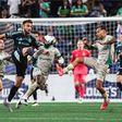 ¡Insólito! Jugador del Seattle Sounders ve la segunda amarilla por quitarse la playera en el festejo