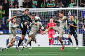 ¡Insólito! Jugador del Seattle Sounders ve la segunda amarilla por quitarse la playera en el festejo