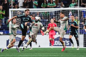 ¡Insólito! Jugador del Seattle Sounders ve la segunda amarilla por quitarse la playera en el festejo