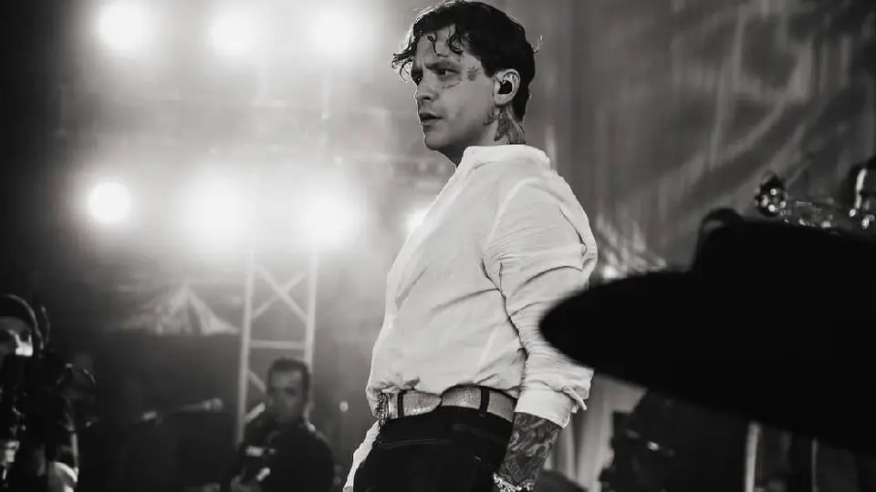 Christian Nodal desata polémica por cantar presuntamente ebrio en concierto