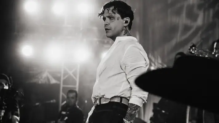 Christian Nodal desata polémica por cantar presuntamente ebrio en concierto