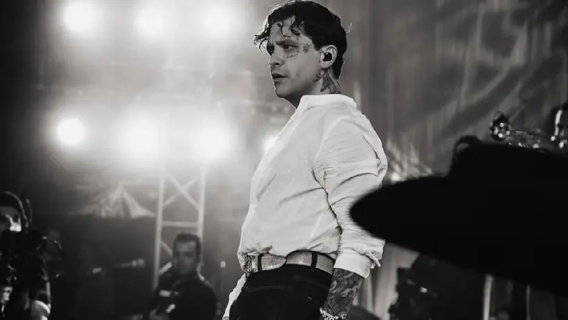 Christian Nodal desata polémica por cantar presuntamente ebrio en concierto