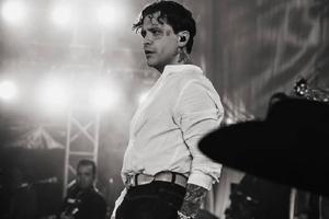Christian Nodal desata polémica por cantar presuntamente ebrio en concierto