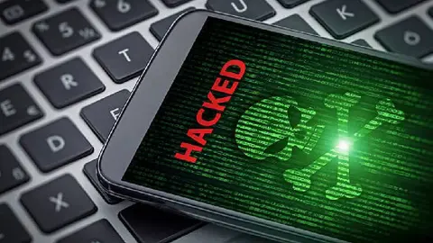 ¿Cuáles son los tres botones que debes desactivar de tu celular para no sufrir un hackeo?