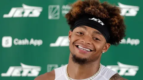Justin Fields seguirá en recuperación tras sufrir una lesión en el entrenamiento