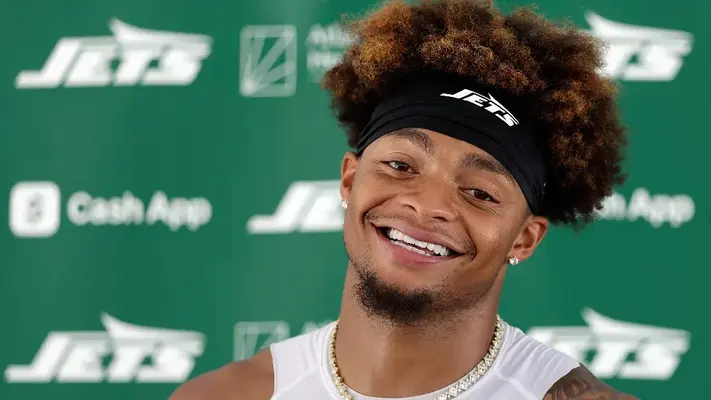 Justin Fields seguirá en recuperación tras sufrir una lesión en el entrenamiento