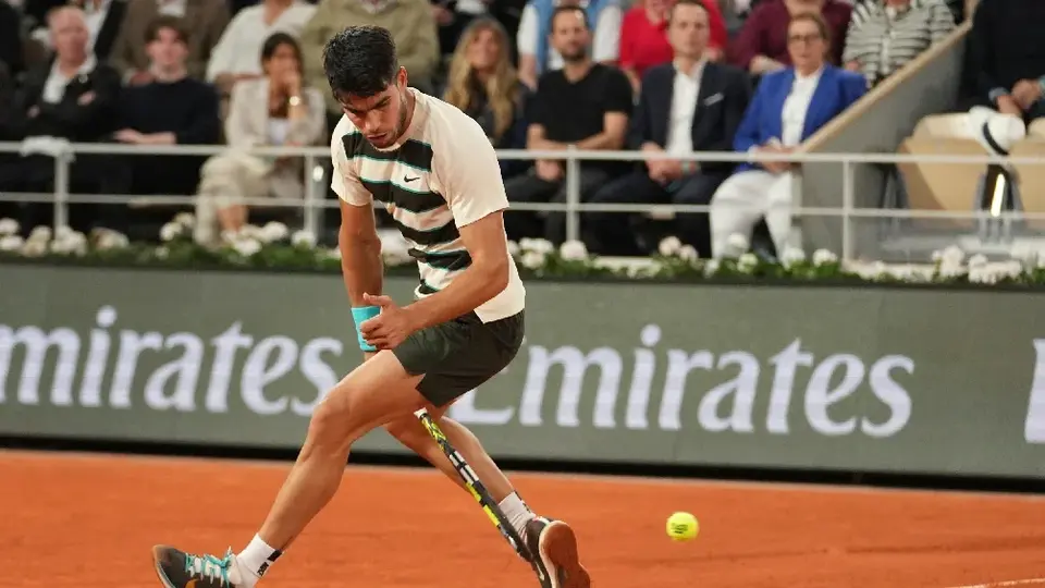 Alcaraz avanza a la Final del Abierto de Francia tras retiro de Lorenzo Musetti