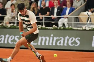 Alcaraz avanza a la Final del Abierto de Francia tras retiro de Lorenzo Musetti