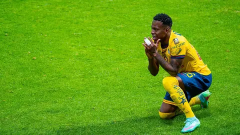 Cristian Borja del América protagoniza emotivo momento en aeropuerto de CDMX