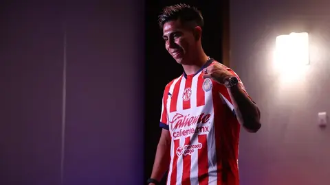 Efraín Álvarez hereda el número 10 de Chivas tras Alexis Vega: toda la lista de dorsales