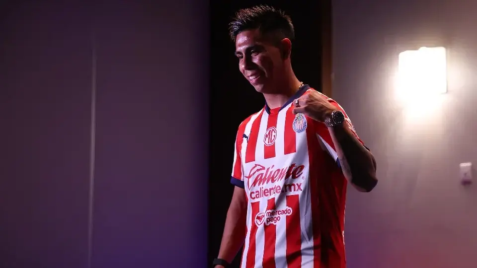 Efraín Álvarez hereda el número 10 de Chivas tras Alexis Vega: toda la lista de dorsales