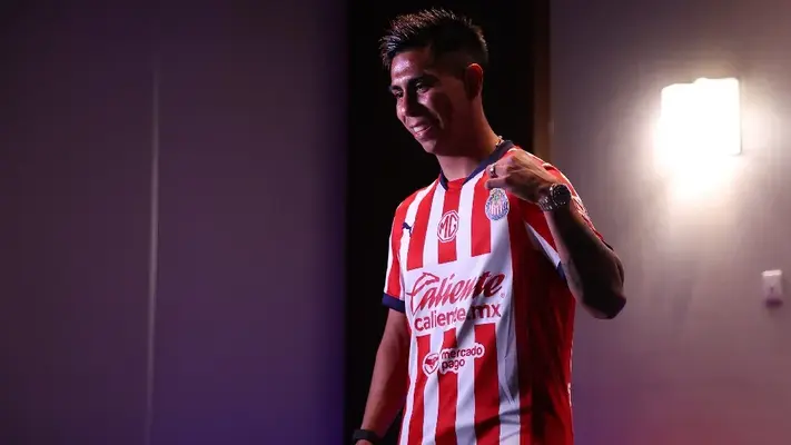 Efraín Álvarez hereda el número 10 de Chivas tras Alexis Vega: toda la lista de dorsales
