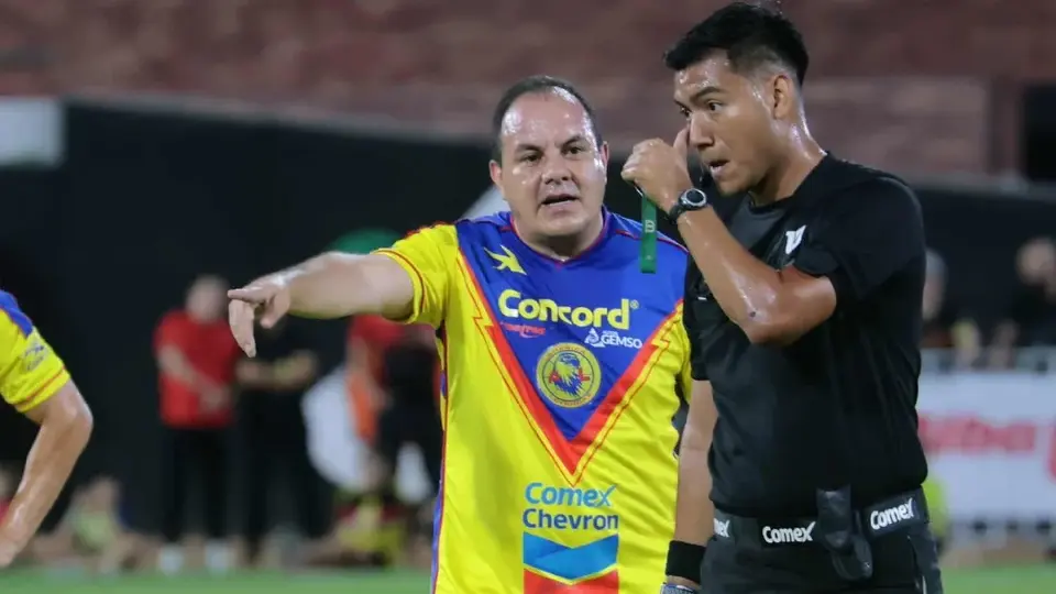 ¡Choque de trenes! Así derribó Héctor Reynoso a Cuauhtémoc Blanco en Juego de Leyendas