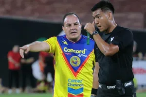 ¡Choque de trenes! Así derribó Héctor Reynoso a Cuauhtémoc Blanco en Juego de Leyendas