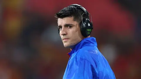 Álvaro Morata cerca del Como 1907 de la Serie A