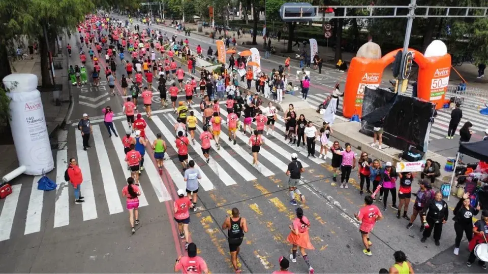 Presentan medallas y playeras del Maratón y Medio Maratón de la Ciudad de México 2025