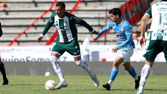 Jugadores de Santos Laguna protagonizan bronca entre ellos tras perder ante Cruz Azul