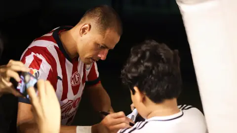 ¿Déjà vu? Chicharito sorprende a sus seguidores con su nuevo look