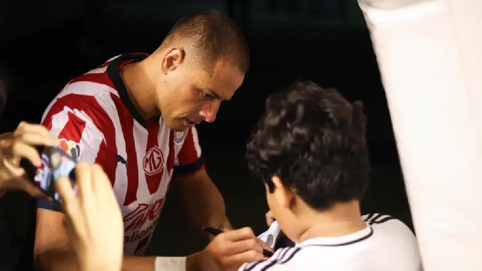 ¿Déjà vu? Chicharito sorprende a sus seguidores con su nuevo look