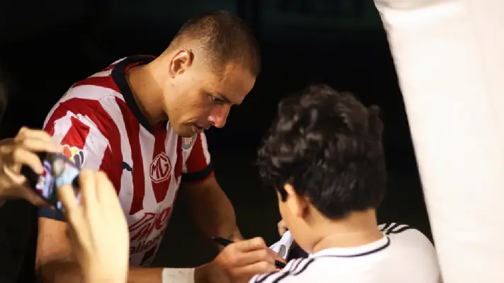 ¿Déjà vu? Chicharito sorprende a sus seguidores con su nuevo look