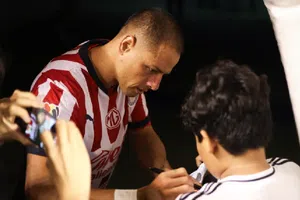 ¿Déjà vu? Chicharito sorprende a sus seguidores con su nuevo look