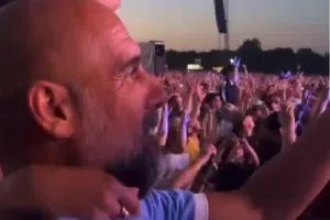Pep Guardiola acapara reflectores durante concierto de Oasis en Manchester