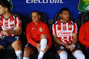 Chivas 'guarda' a Chicharito Hernández por lesión y tras polémica por videos no jugará ante Atlético San Luis
