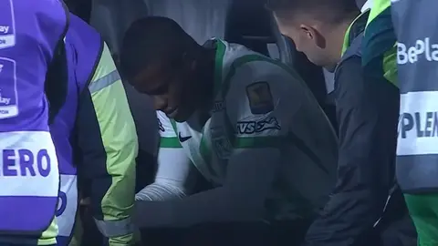 ¡Susto en Colombia! Felipe Román se desplomó en partido de Atlético Nacional ante Santa Fe