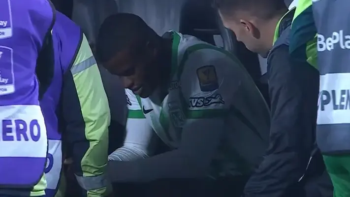 ¡Susto en Colombia! Felipe Román se desplomó en partido de Atlético Nacional ante Santa Fe