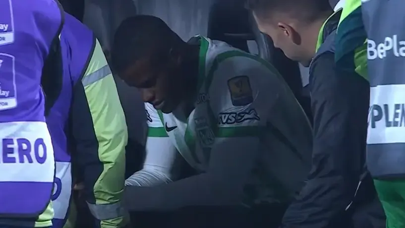 ¡Susto en Colombia! Felipe Román se desplomó en partido de Atlético Nacional ante Santa Fe