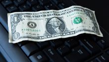 ¿Vas a cambiar dólares? El peso cierra bien este jueves 14 de agosto