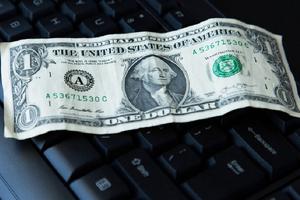 ¿Vas a cambiar dólares? El peso cierra bien este jueves 14 de agosto