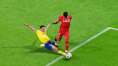 Afición de América acusa robo en la Final ante Toluca; seguidores de Cruz Azul recuerdan penalti de Rotondi