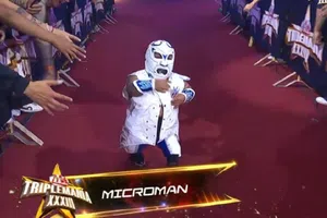 ¡Microman al ataque! Los mejores memes de la aparición del luchador