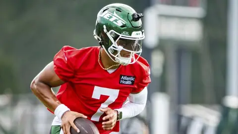 Justin Fields vuelve a los entrenamientos de los Jets tras dislocarse un dedo del pie