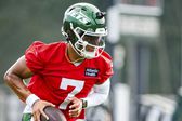 Justin Fields vuelve a los entrenamientos de los Jets tras dislocarse un dedo del pie