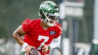 Justin Fields vuelve a los entrenamientos de los Jets tras dislocarse un dedo del pie