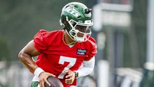 Justin Fields vuelve a los entrenamientos de los Jets tras dislocarse un dedo del pie
