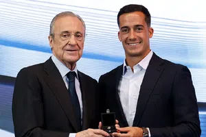 Kylian Mbappé y Andriy Lunin acompañan a Lucas Vázquez en su despedida del Real Madrid